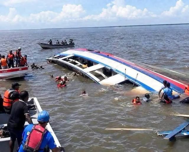 Ferry se vuelca en aguas de un río y equipos de rescate realizan intensa búsqueda