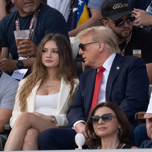 🇺🇸 ¿Donald Trump intentó conquistar a una joven durante la Copa Oro? La verdad detrás de la fotografía que se hizo viral