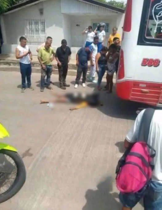 Salió a comprar pan con café para sus hijos y una tragedia cambió todo: la verdad detrás de la imagen viral