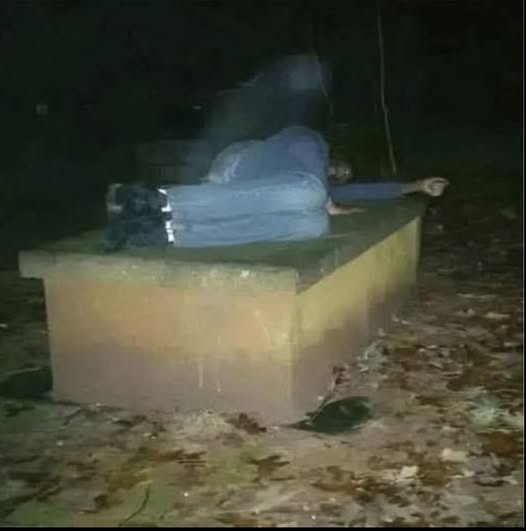 ¿Un hombre durmió durante años sobre la tumba de su madre? La verdad detrás de la emotiva imagen viral