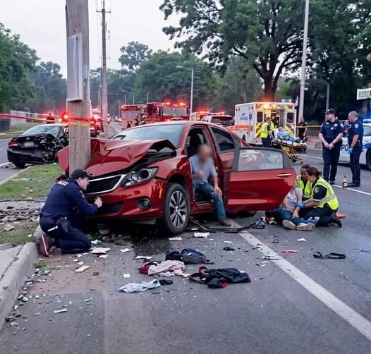 ¿Qué ocurrió en este aparatoso accidente? La verdad detrás de la imagen viral del vehículo rojo destruido