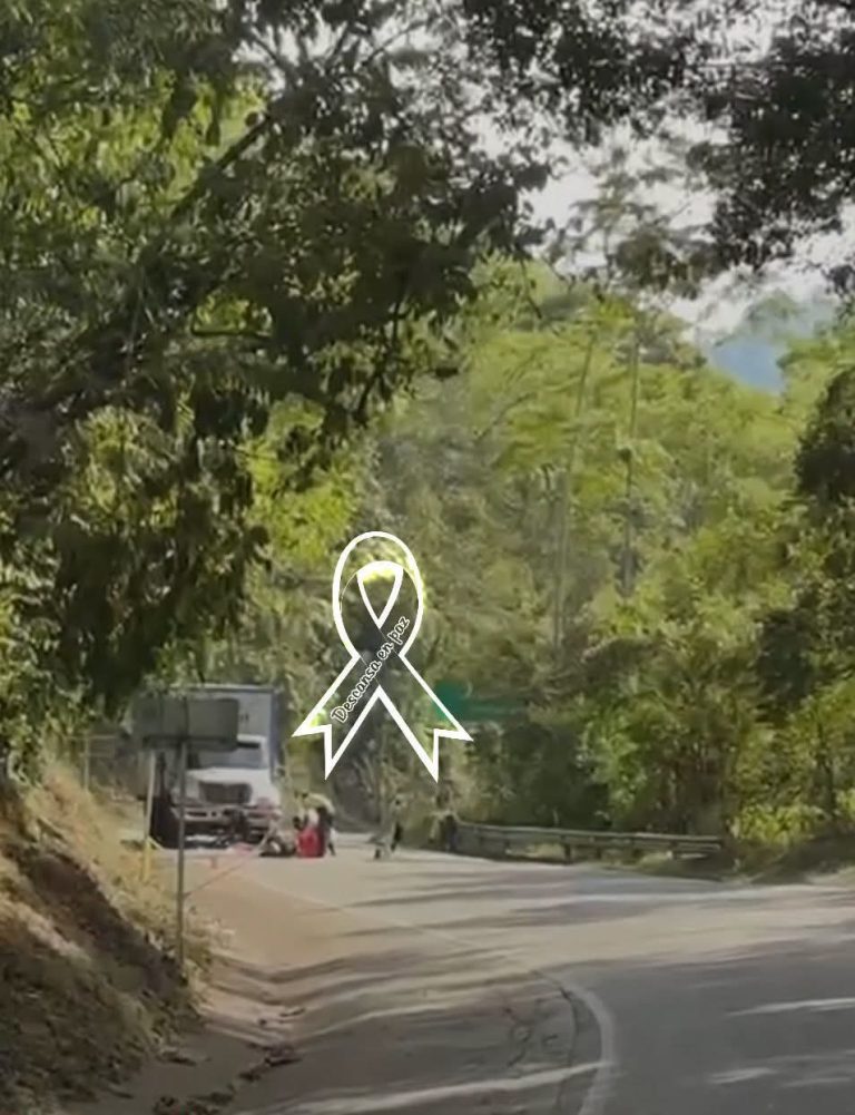 Mueren una mujer y un menor en trágico accidente entre motocicleta y camión en la vía Río Negro–Bucaramanga
