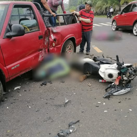 Grave accidente entre motocicleta y camioneta genera alarma en una transitada vía