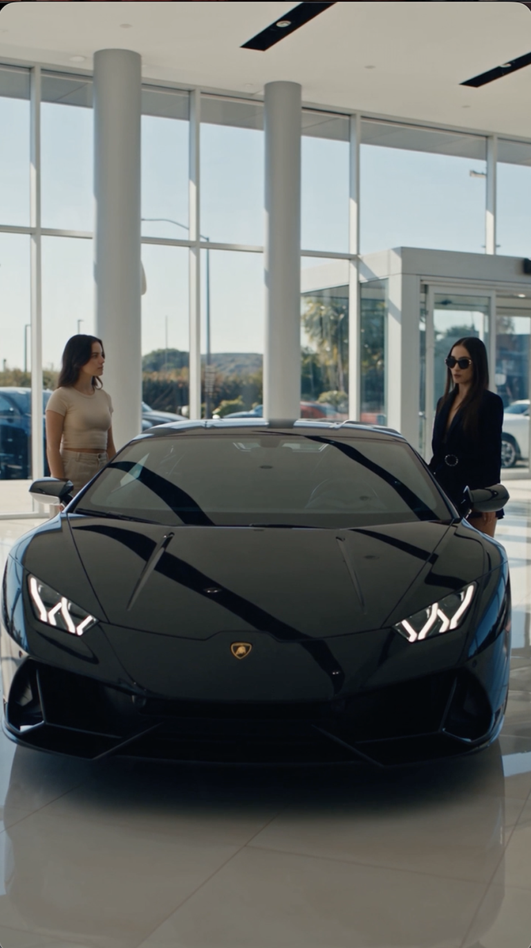 Una joven arrogante humilló a otra mujer mientras presumía un Lamborghini