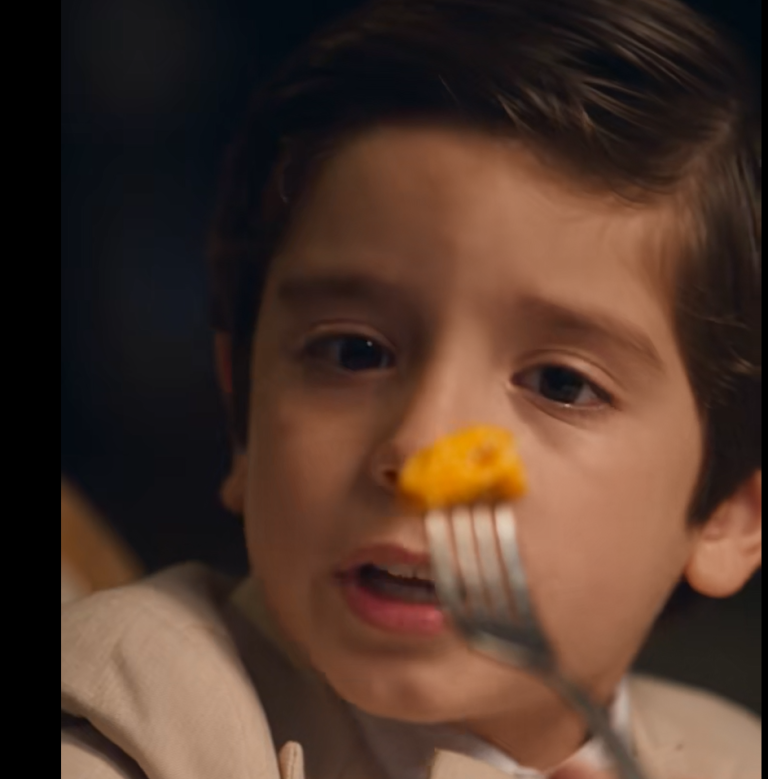 Mateo detuvo la mano de su padre justo antes de probar la comida