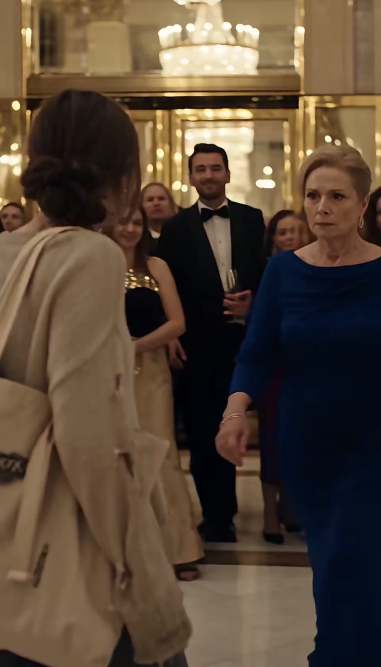 Charlotte llegó herida y con ropa sencilla a una exclusiva gala