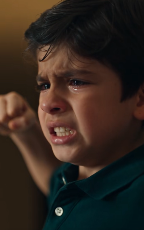 TODOS LE TENÍAN MIEDO A MATEO… HASTA QUE ELENA DESCUBRIÓ POR QUÉ NO QUERÍA QUEDARSE SOLO
