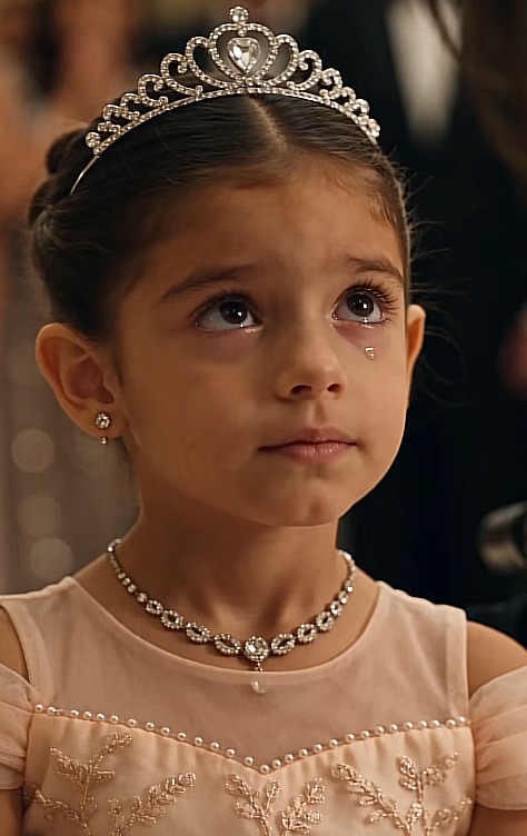 LA NIÑA SE LEVANTÓ DE SU SILLA… Y EL DESCONOCIDO SABÍA ALGO QUE SUS PADRES IGNORABAN