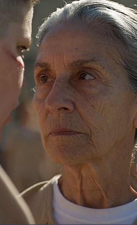 LE ORDENARON PONERSE DE RODILLAS… PERO LA ANCIANA SABÍA ALGO QUE ELLAS IGNORABAN