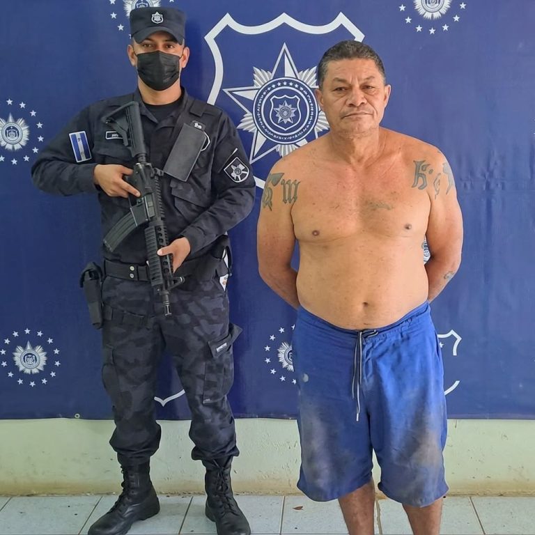 “NO PUEDES IMAGINAR SU CRIMEN”: FOTO DE UN HOMBRE DETENIDO GENERA INTRIGA EN REDES SOCIALES